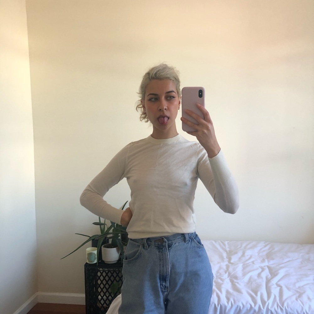 uniqlo off-white crewneck sweater
